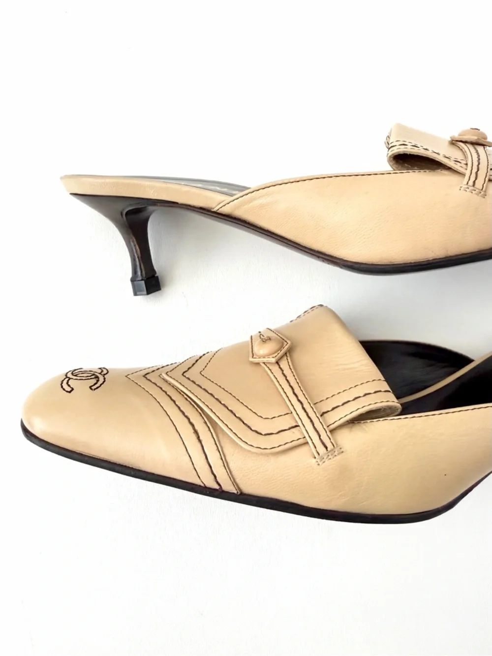 CHANEL‎ | Beige Leather CC Logo Mules Kitten Heel Slides EU 39.5 Y2K Vintage